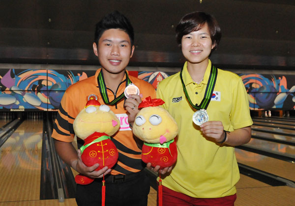 <a class='boldyellowtext' href='results/ayc2013-res.htm#SglSq2'>Malaysian snatches first gold</a><span class='frontwhitetext'><br><b>10th September 2013, Hong Kong</b>: Chong Jun Foo snatched Malaysia's first gold medal of the 17th Asian Youth Tenpin Bowling Championships from Squad 1 leader, Billy Muhammad Islam of Indonesia while Choi Ae Rim sealed her first gold for Korea in the girl's division.</span>